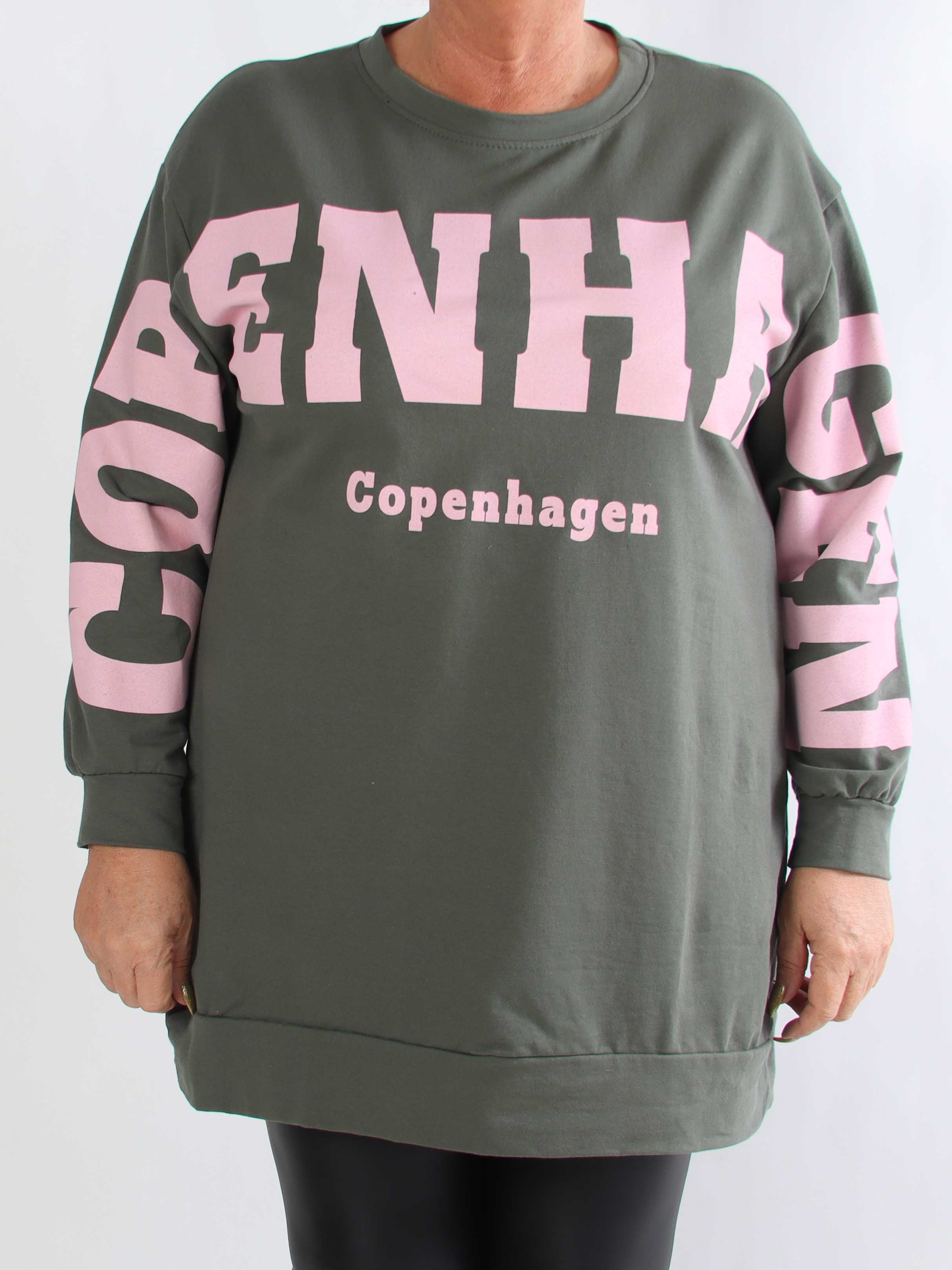 Claudine - Plus size joggingklänning i bomull med texten COPENHAGEN